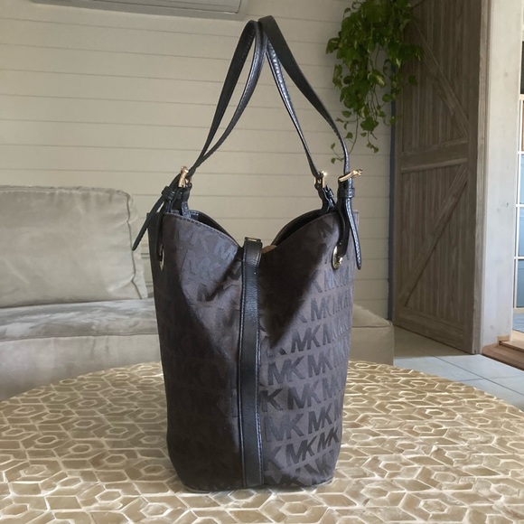 Michael Kors Jet Set signature medium jacquard tote in black/gold hardware - Picture 3 of 11